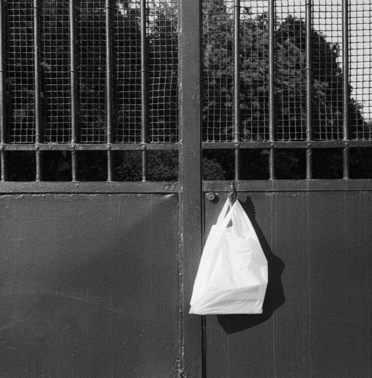 Bag hung on the wrist of a house gate during national containment due to covid 19. Antony, France, April 2020. Photography by Lou Osra / Hans Lucas.
Sac accroche a la poignet d un portail de maison durant le confinement national. Antony, France, Avril 2020. Photographie par Lou Osra / Hans Lucas.