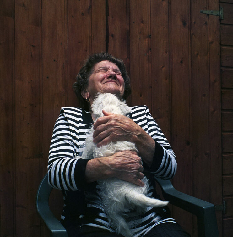 Older person holding a puppy in their arms, laughing. Montgeron, France, June/July 2020. Photography by Lou Osra / Hans Lucas.
Personne agee tenant un chiot dans les bras, riant. Montgeron, France, Juin/Juillet 2020. Photographie par Lou Osra / Hans Lucas.